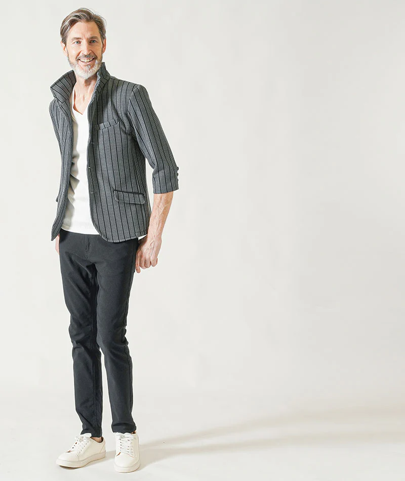 60代メンズ夏の3点コーデセット 黒グレー7分袖ジャケット×白7分袖VネックTシャツ×黒ストレッチチノパンツ - Image 3
