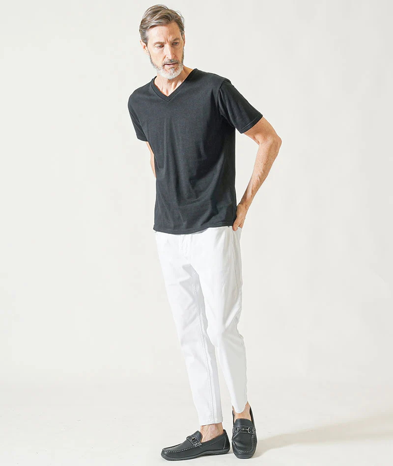 60代メンズ夏の3点コーデセット ワイン7分袖Tシャツ×黒半袖VネックTシャツ×白ストレッチアンクルチノパンツ - Image 9
