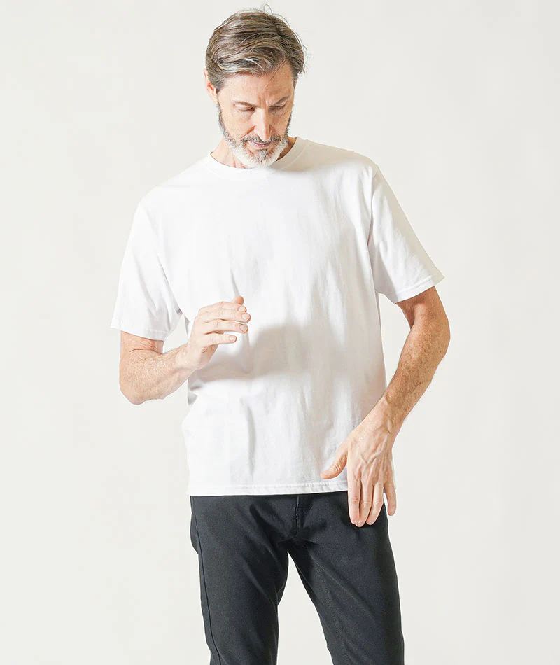 60代メンズ夏の3点コーデセット 白半袖VネックTシャツ×白半袖クルーネックTシャツ×黒ストレッチチノパンツ - Image 6