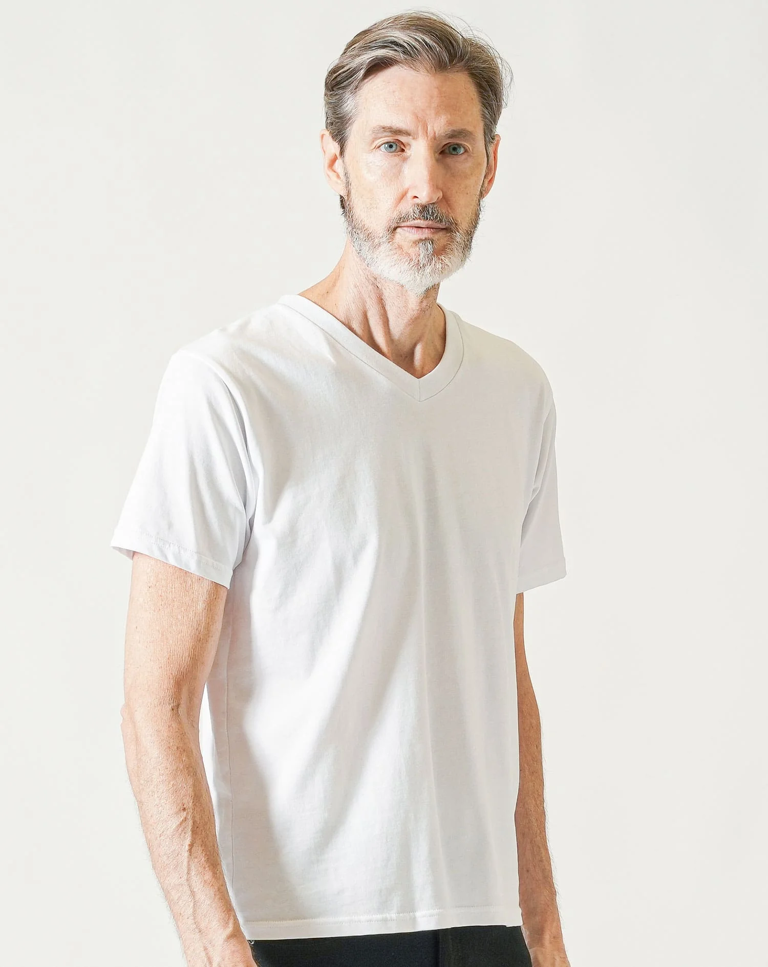 60代メンズ夏の3点コーデセット グレー半袖ポロシャツ×白半袖VネックTシャツ×黒ストレッチチノパンツ - Image 4