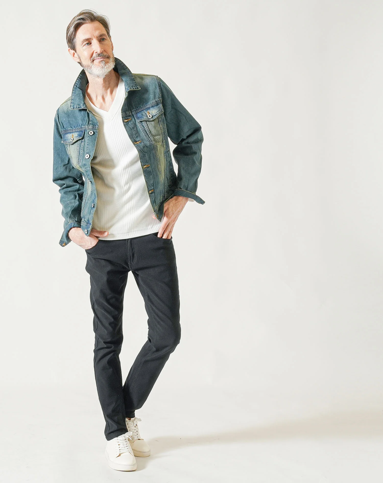 60代メンズ3点コーデセット ネイビー長袖デニムジャケット×白長袖VネックTシャツ×黒ストレッチテーパードパンツ - Image 3
