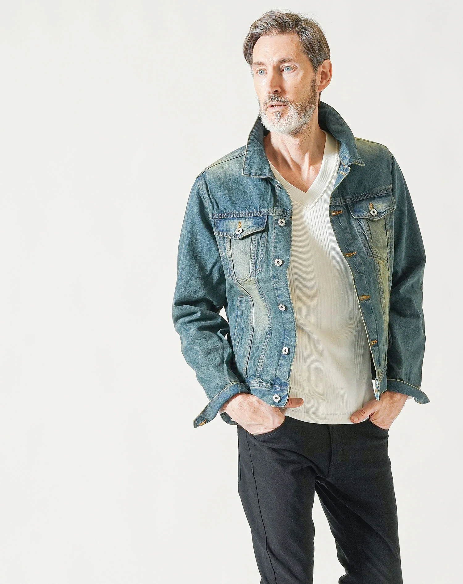 60代メンズ3点コーデセット ネイビー長袖デニムジャケット×白長袖VネックTシャツ×黒ストレッチテーパードパンツ - Image 4
