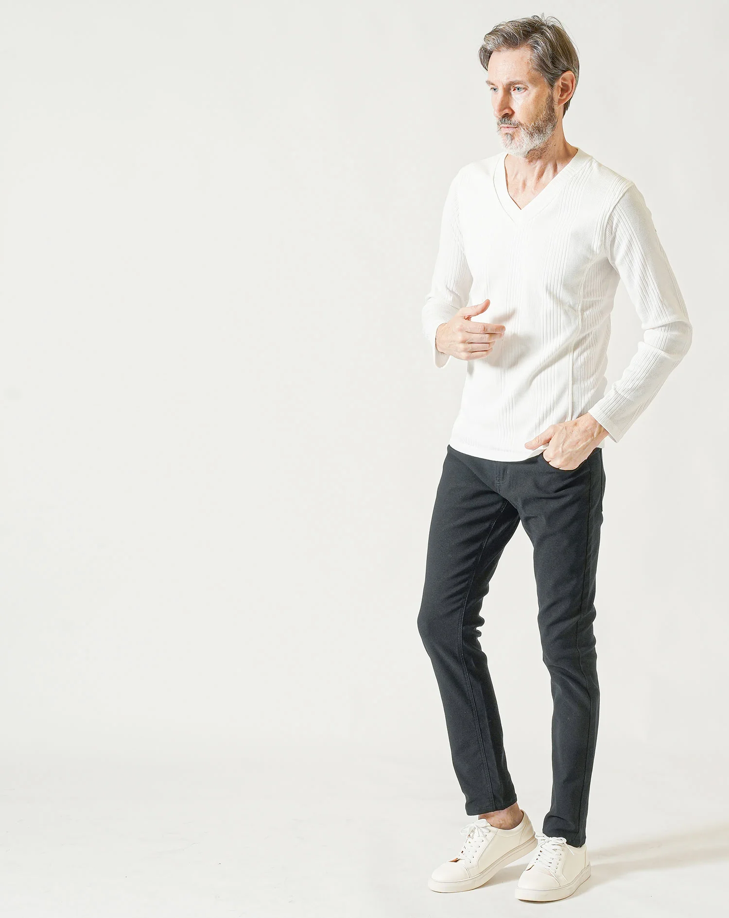 60代メンズ3点コーデセット ネイビー長袖デニムジャケット×白長袖VネックTシャツ×黒ストレッチテーパードパンツ - Image 5