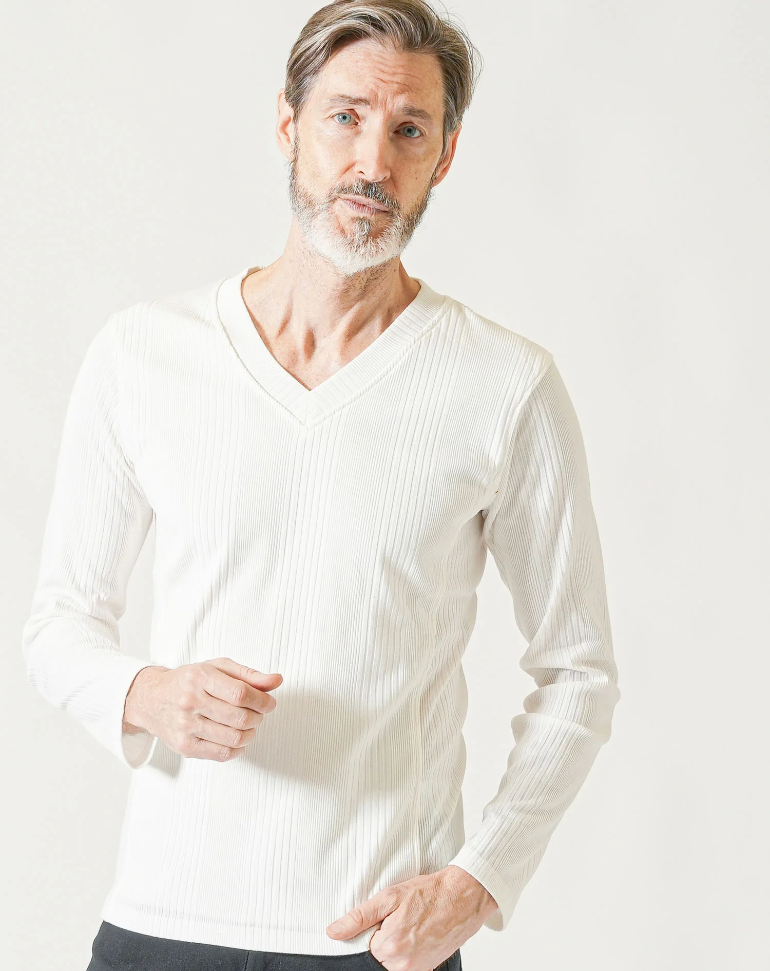 60代メンズ3点コーデセット ネイビー長袖デニムジャケット×白長袖VネックTシャツ×黒ストレッチテーパードパンツ - Image 7