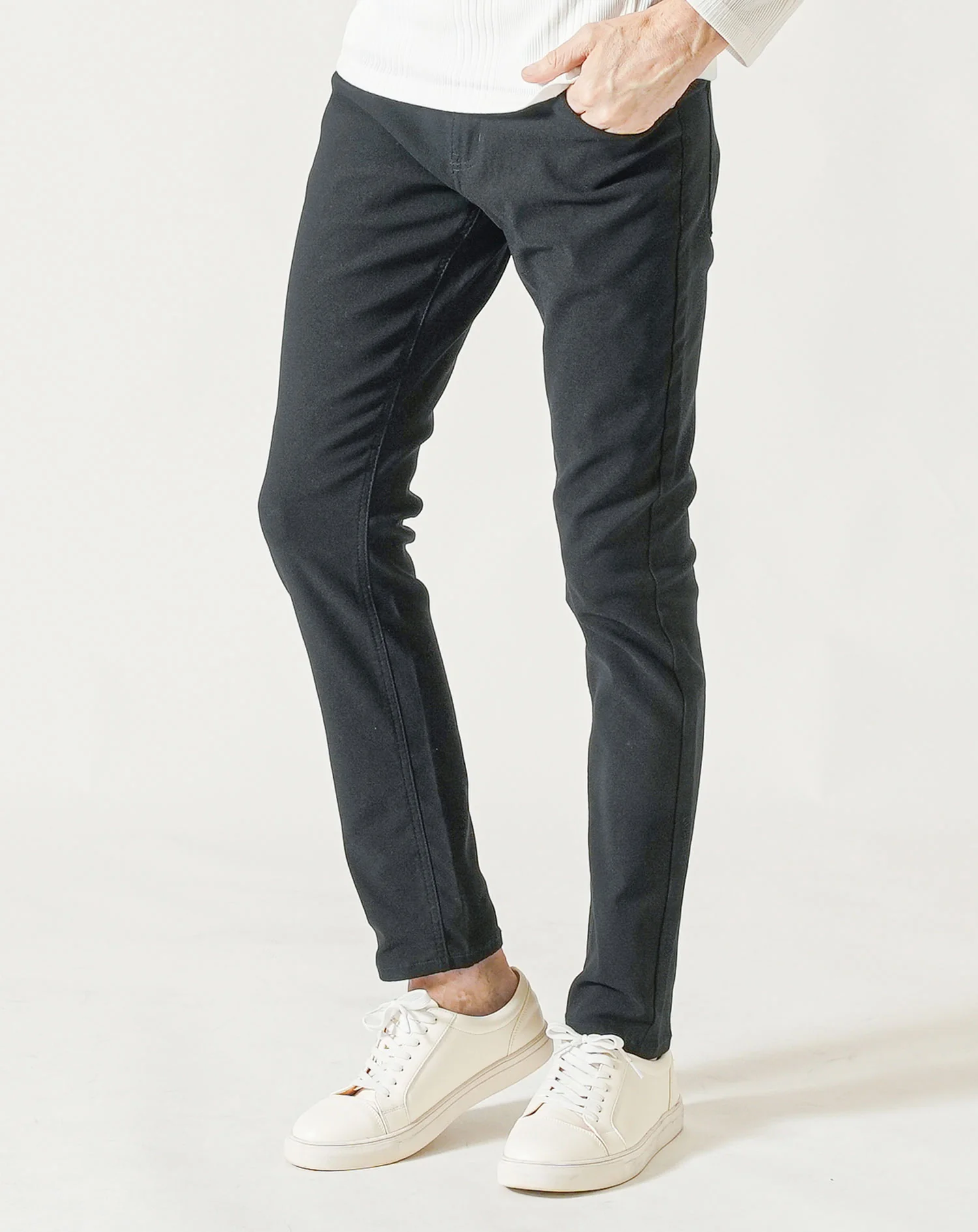 60代メンズ3点コーデセット ネイビー長袖デニムジャケット×白長袖VネックTシャツ×黒ストレッチテーパードパンツ - Image 8