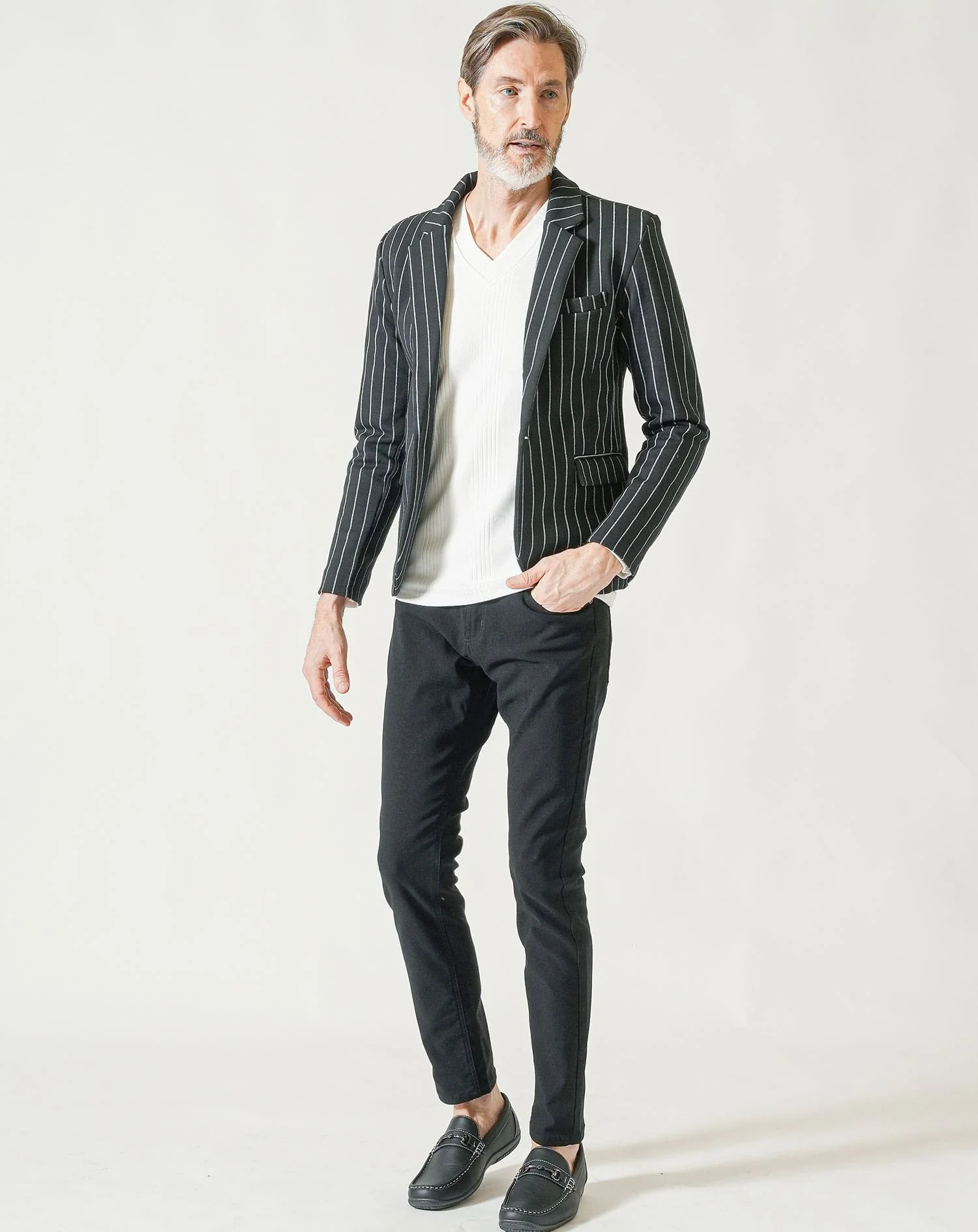 60代メンズ3点コーデセット 黒長袖テーラードジャケット×白長袖VネックTシャツ×黒ストレッチテーパードパンツ - Image 4