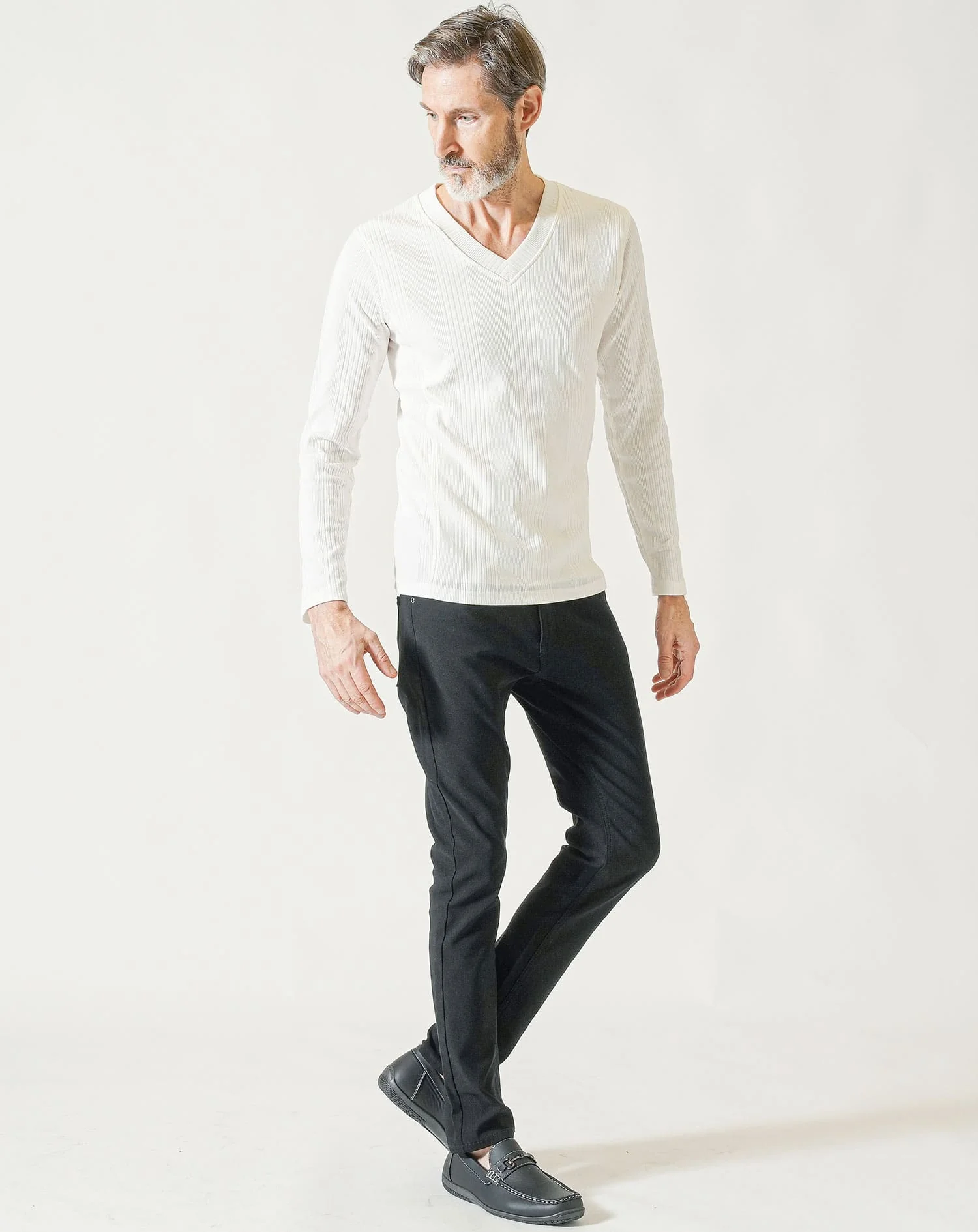 60代メンズ3点コーデセット 黒長袖テーラードジャケット×白長袖VネックTシャツ×黒ストレッチテーパードパンツ - Image 5