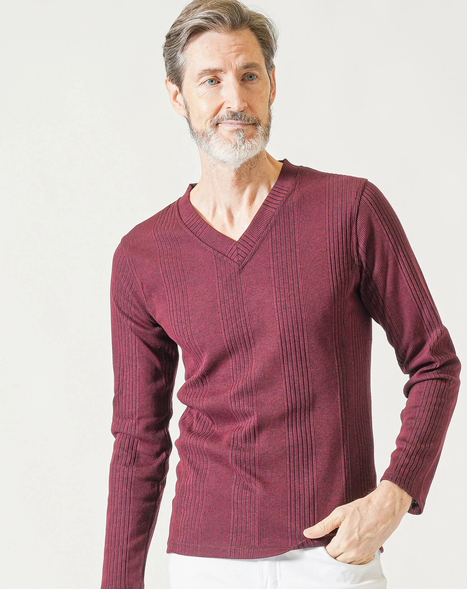 60代メンズ3点コーデセット 黒長袖PUレザージャケット×杢ワイン長袖VネックTシャツ×白ストレッチテーパードパンツ - Image 7