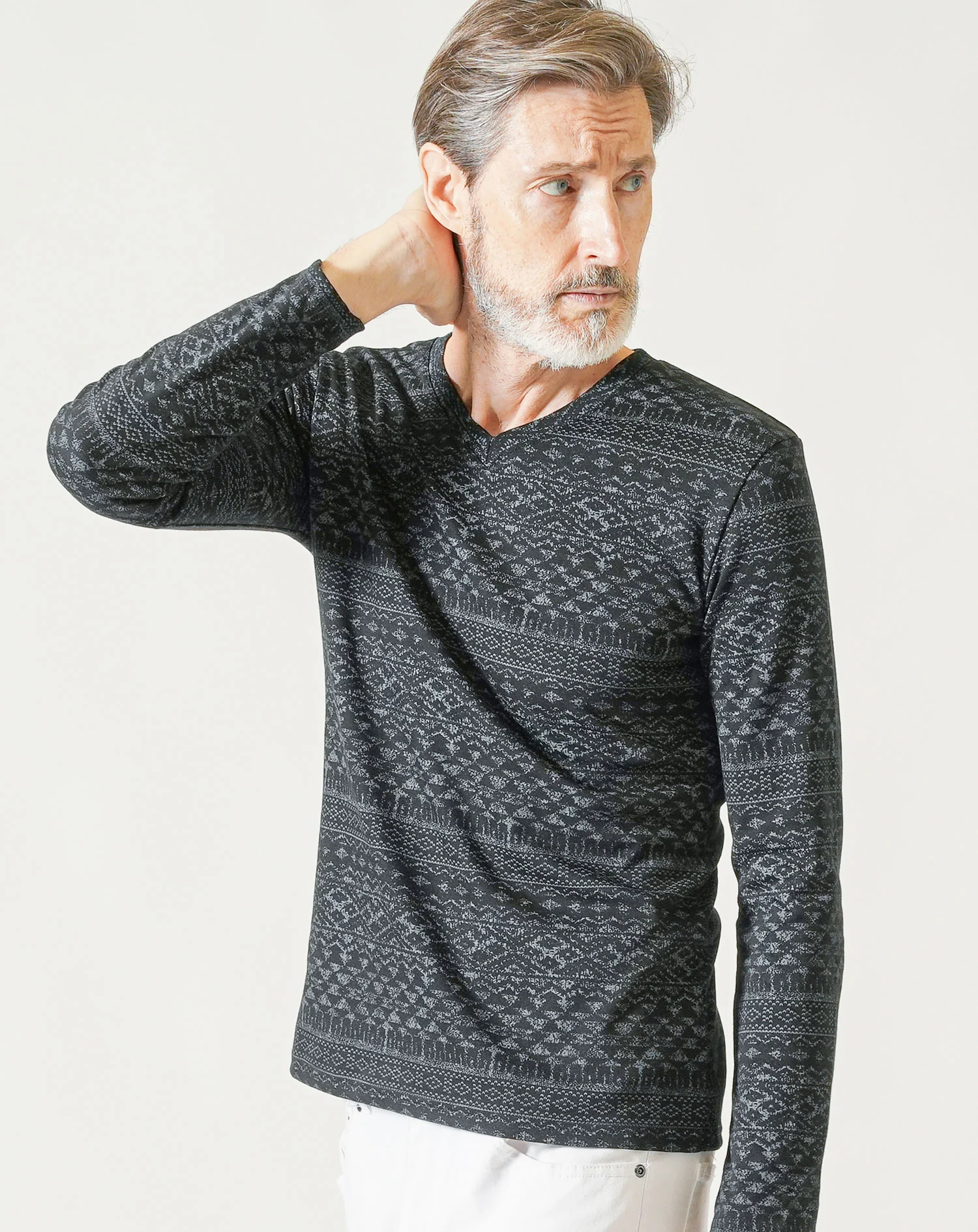 60代メンズ3点コーデセット 黒長袖ボタンレスカーディガン×黒長袖VネックTシャツ×白ストレッチテーパードパンツ - Image 7