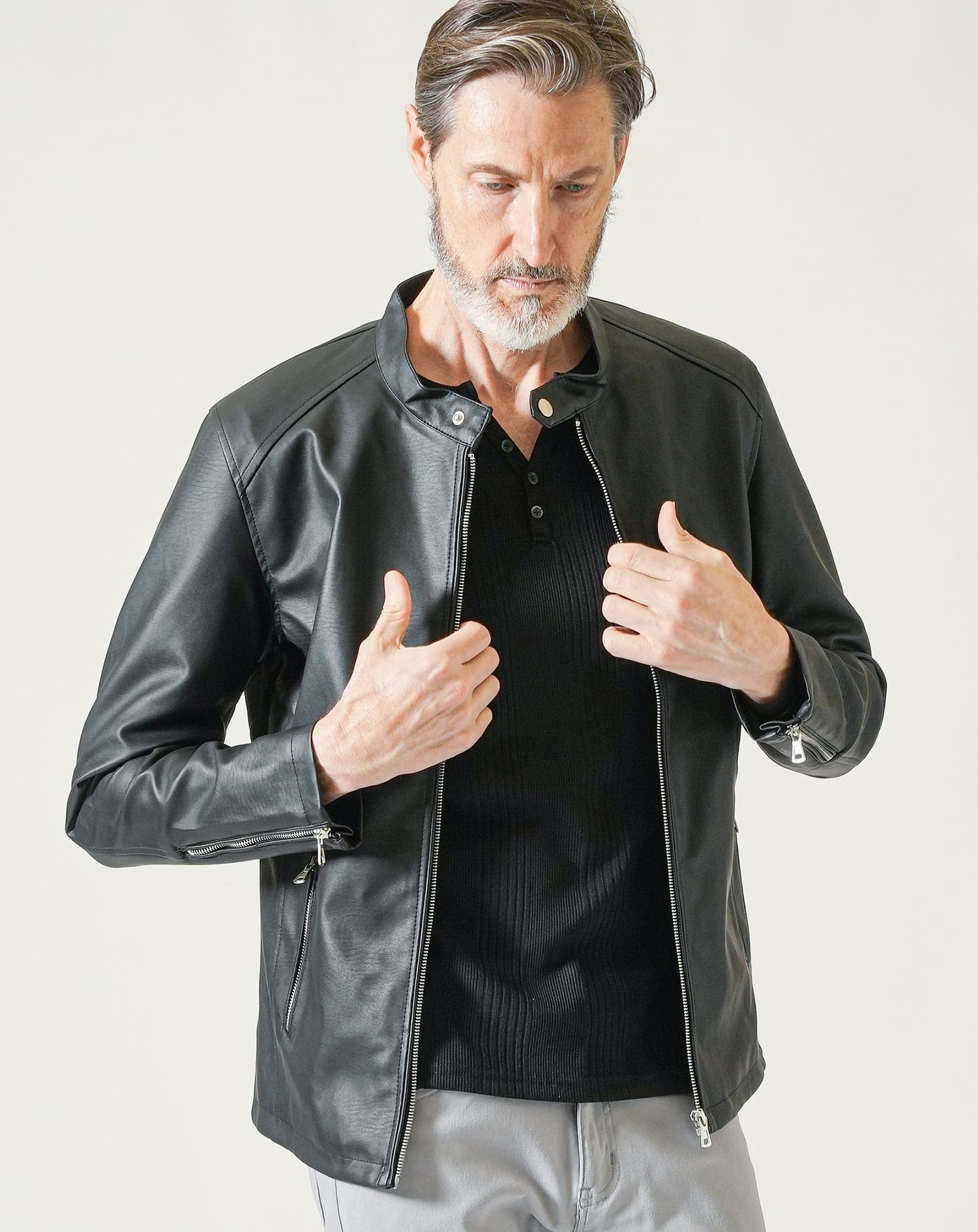60代メンズ3点コーデセット 黒長袖ライダースジャケット×黒長袖ヘンリーネックTシャツ×ライトグレーストレッチチノパンツ - Image 6