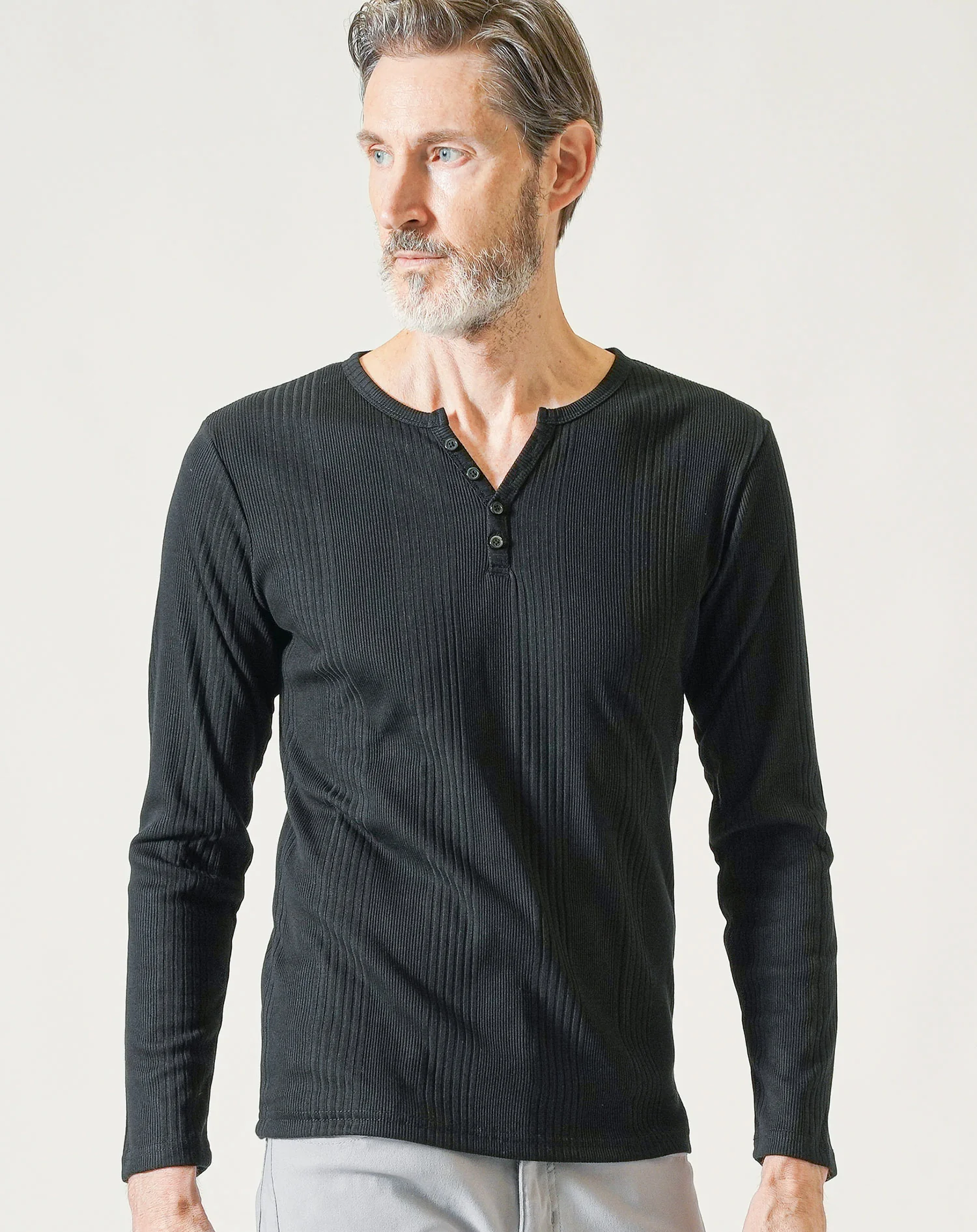 60代メンズ3点コーデセット 黒長袖ライダースジャケット×黒長袖ヘンリーネックTシャツ×ライトグレーストレッチチノパンツ - Image 7