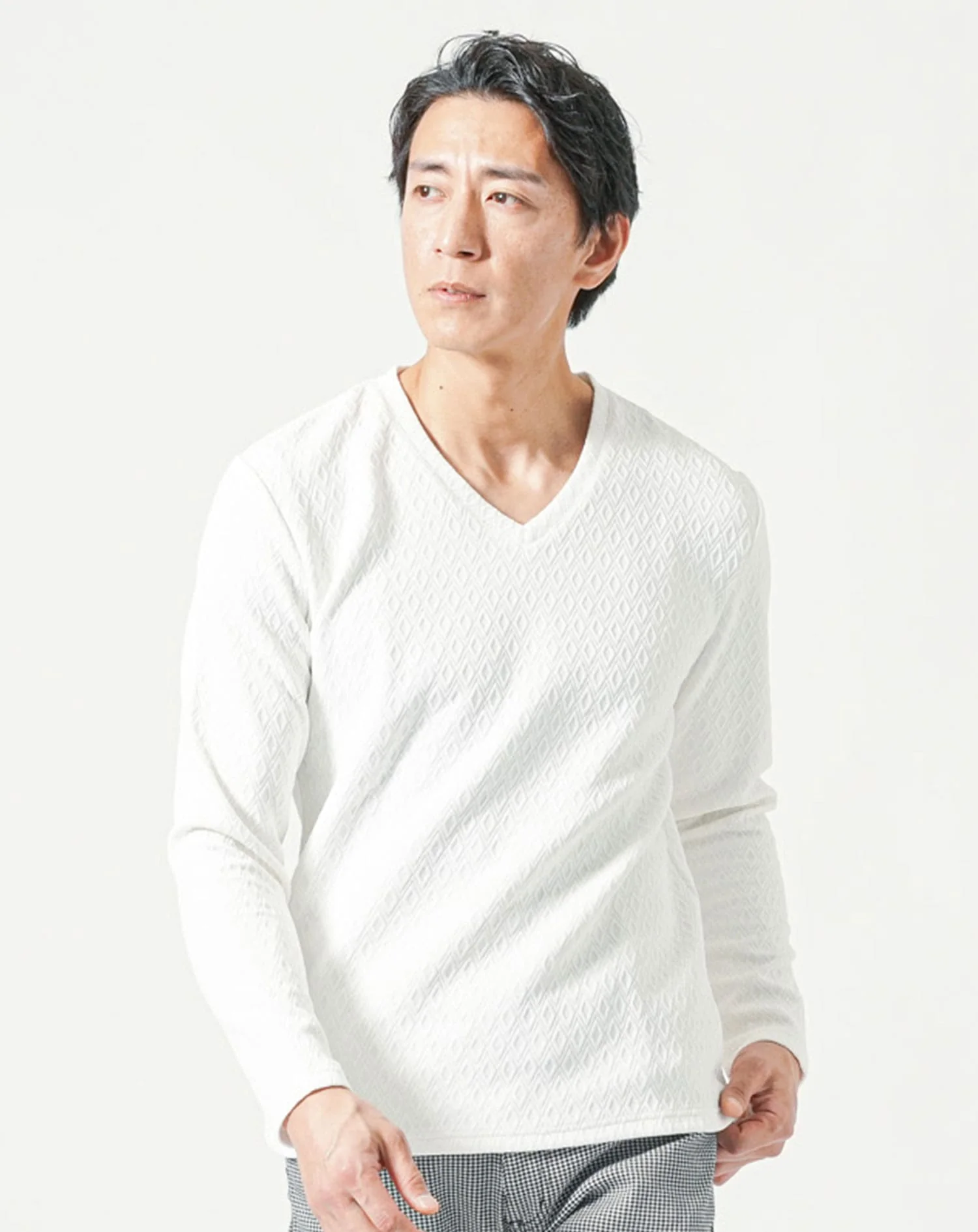 ダイヤジャガード長袖ストレッチVネックTシャツ - Image 16