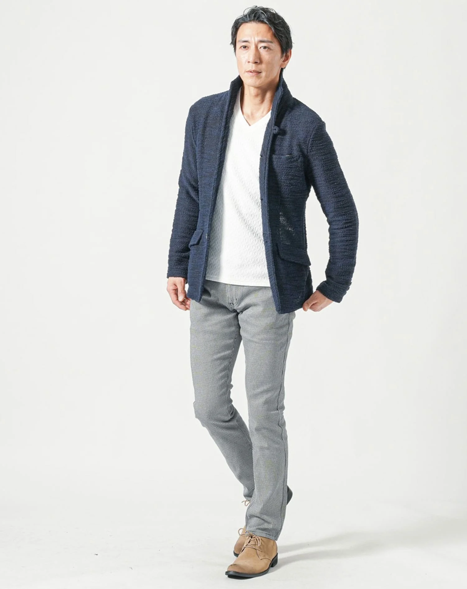 ダイヤジャガード長袖ストレッチVネックTシャツ - Image 18
