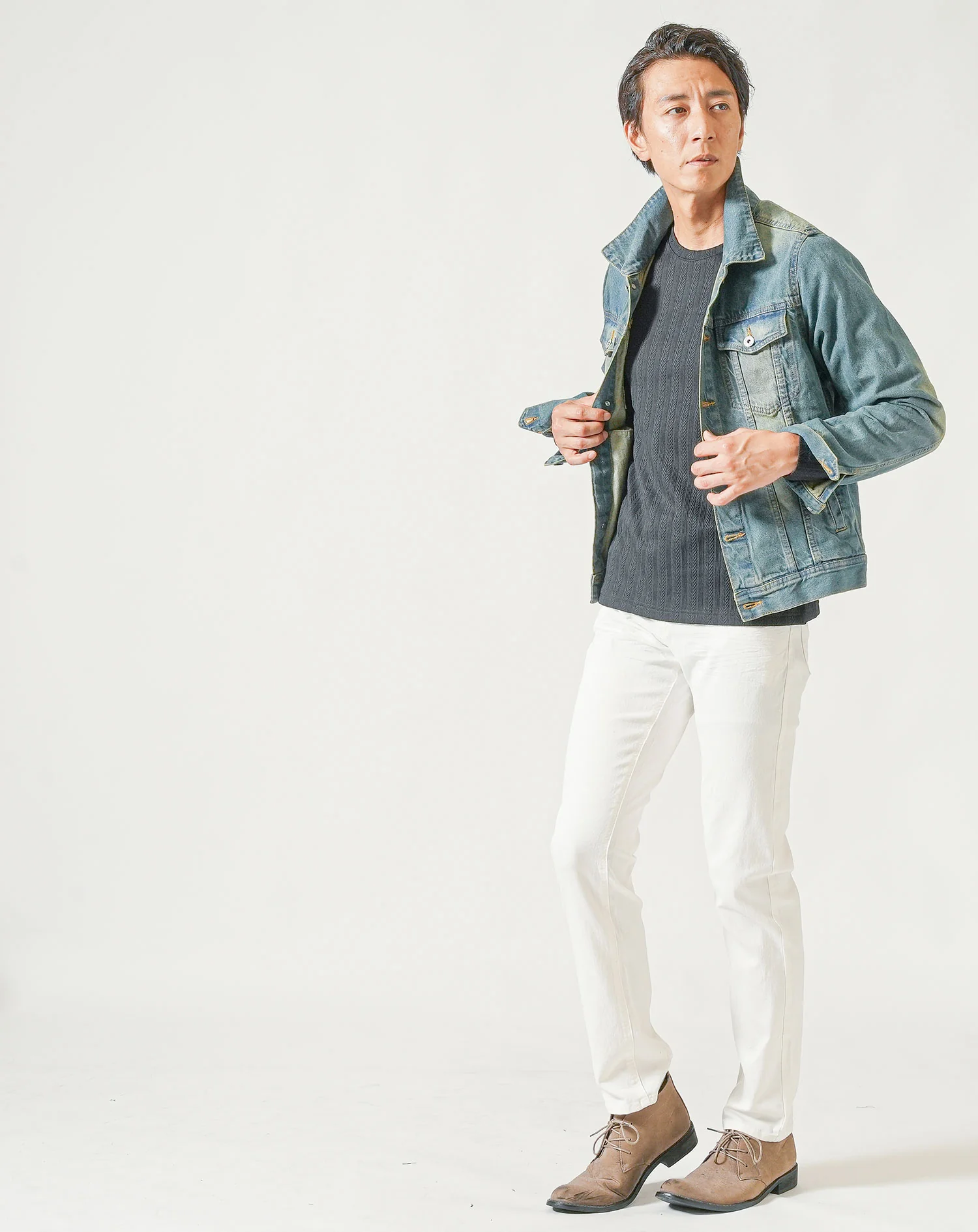 ちょいワル・イケオジメンズ全身3点コーデセット　ネイビーデニムジャケット×黒長袖Tシャツ×白スリムテーパードパンツ - Image 3