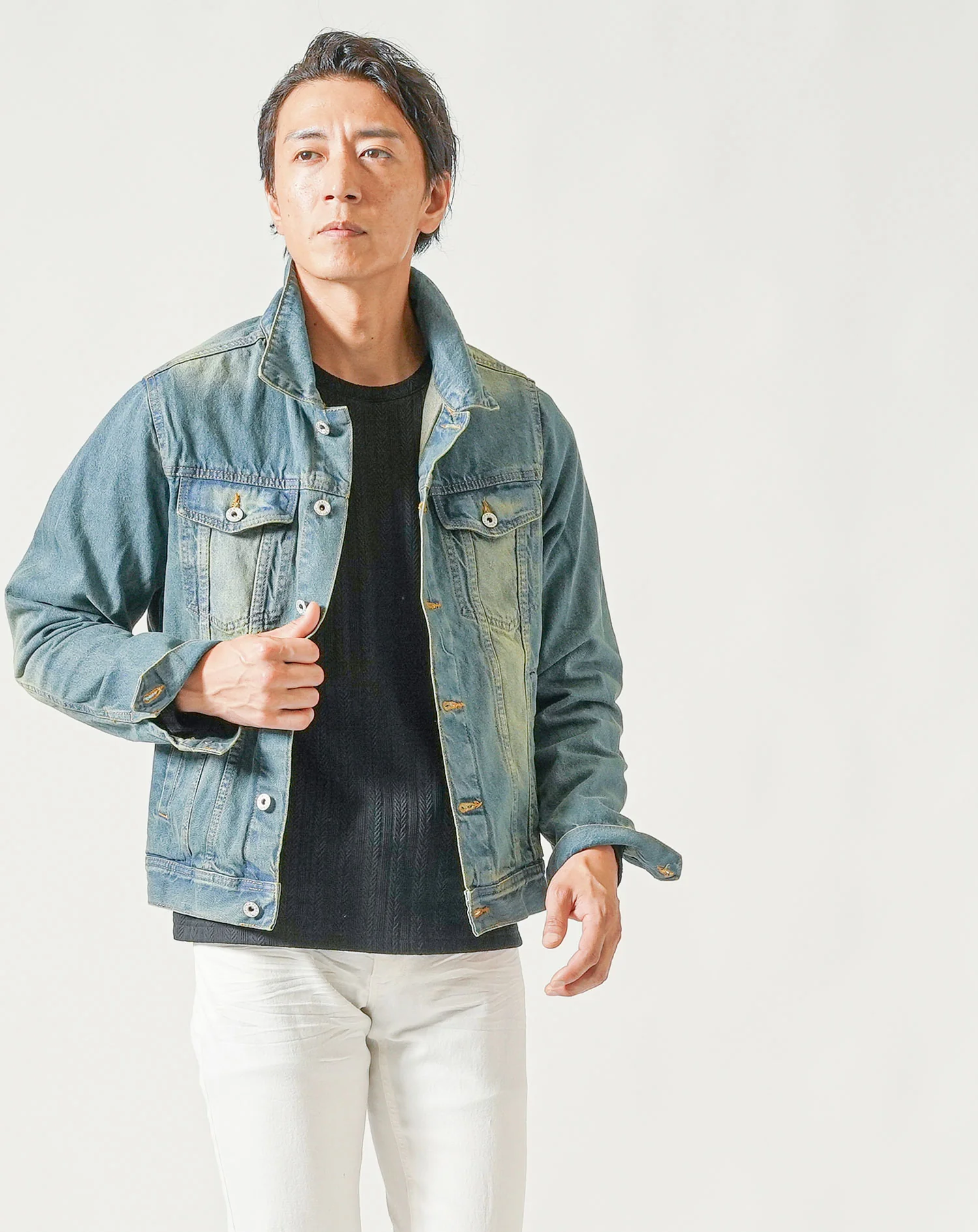 ちょいワル・イケオジメンズ全身3点コーデセット　ネイビーデニムジャケット×黒長袖Tシャツ×白スリムテーパードパンツ - Image 4