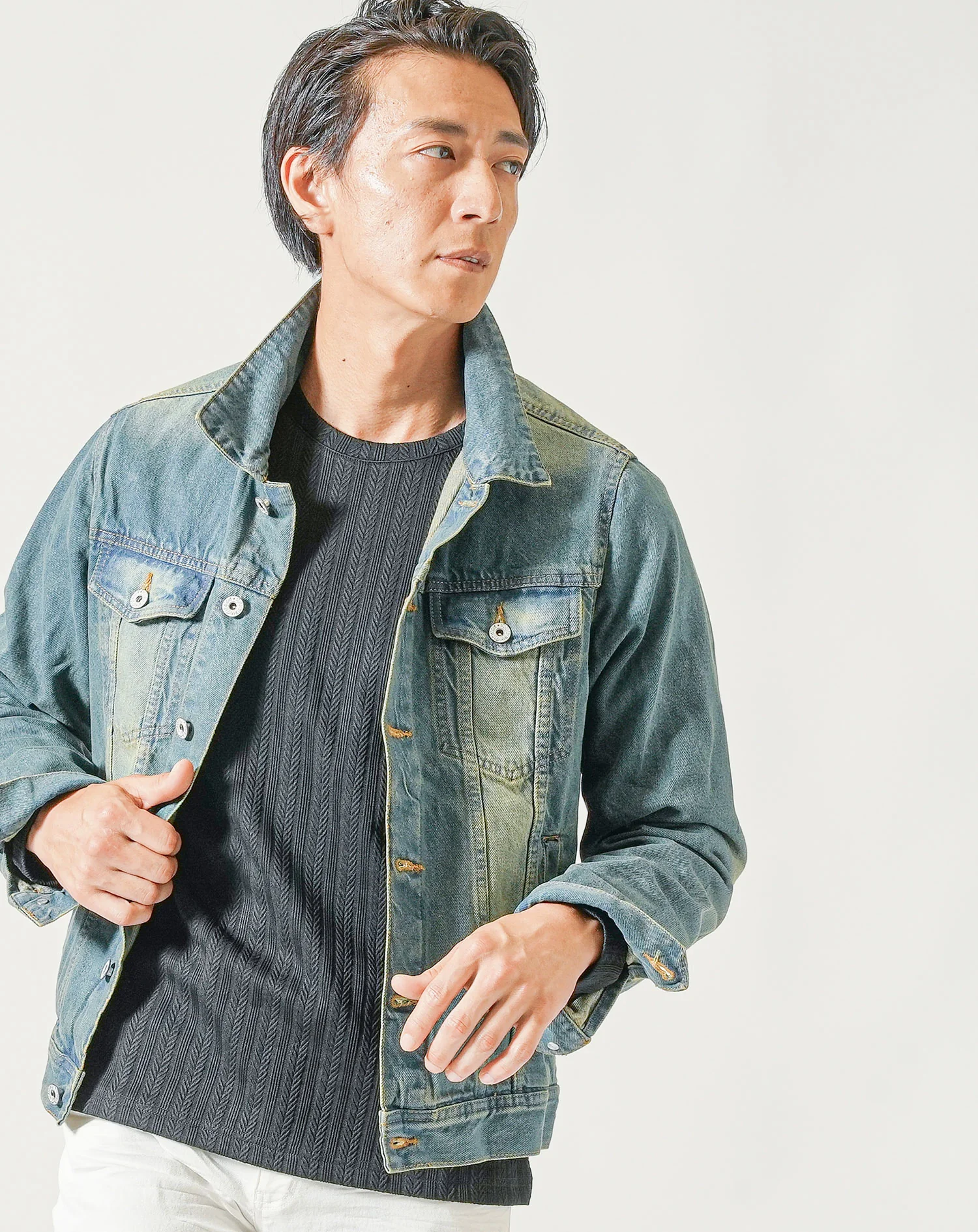 ちょいワル・イケオジメンズ全身3点コーデセット　ネイビーデニムジャケット×黒長袖Tシャツ×白スリムテーパードパンツ - Image 6