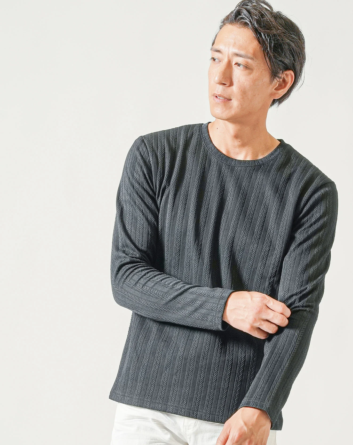 ちょいワル・イケオジメンズ全身3点コーデセット　ネイビーデニムジャケット×黒長袖Tシャツ×白スリムテーパードパンツ - Image 7