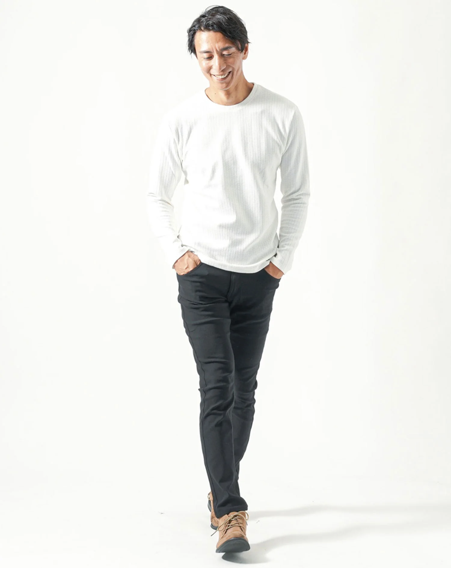 大人の2点コーデセット　白クルーネック長袖ニットTシャツ×黒ストレッチテーパードチノパンツ - Image 4