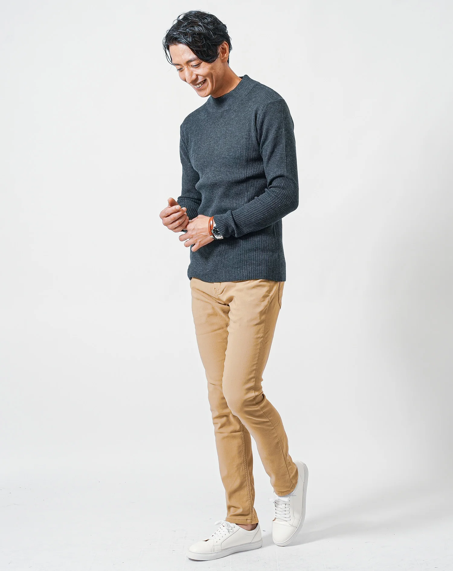 大人の2点コーデセット　チャコールスリムハイネックニット×ベージュストレッチテーパードチノパンツ - Image 4