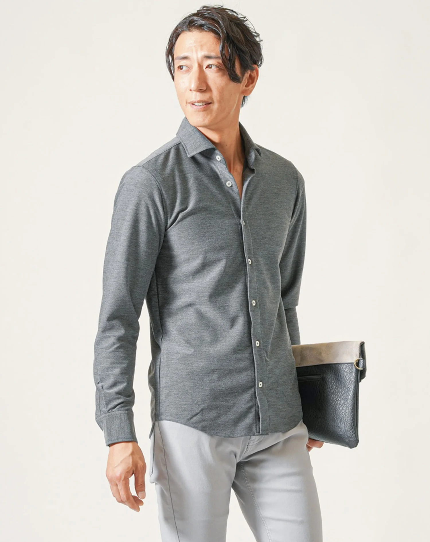 大人の2点コーデセット　グレーホリゾンタルカラー長袖シャツ×グレーストレッチテーパードチノパンツ - Image 3